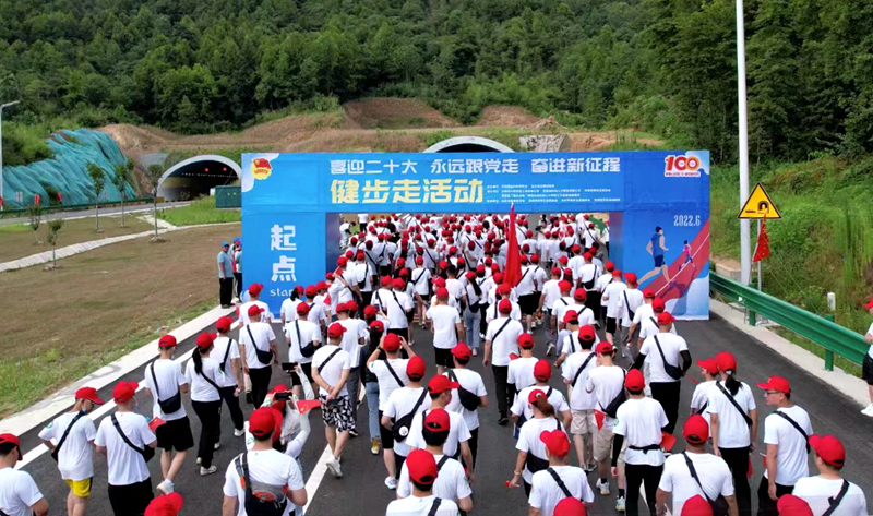 池州市團(tuán)委“喜迎二十大、奮進(jìn)新征程、永遠(yuǎn)跟黨走”健步走活動(dòng)在公司G318項(xiàng)目舉行6