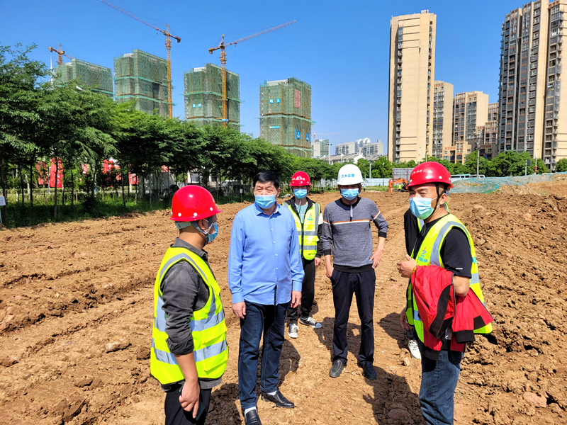 六安市重點(diǎn)工程建設(shè)管理處黨組書記、主任陳斌到長安路南延項(xiàng)目調(diào)研復(fù)工復(fù)產(chǎn)工作